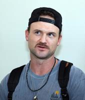 　帰国前、取材に応じるブルワー（撮影・山口登）