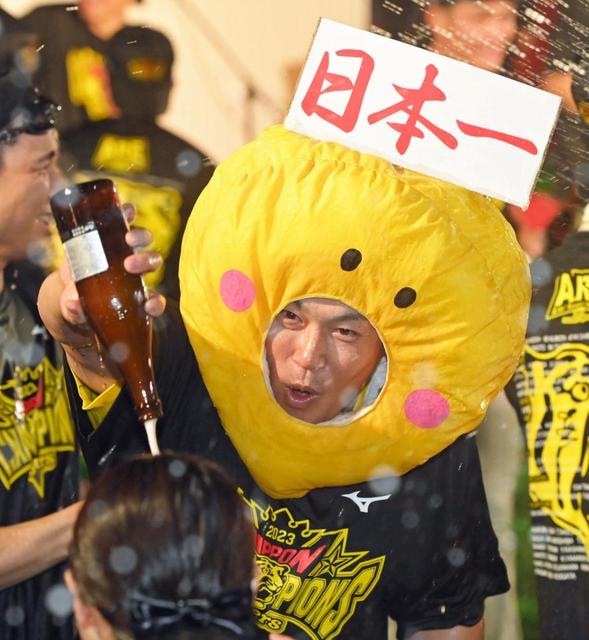 阪神・原口「パインアメ」被り物、しれっと増量していた！ビールかけで