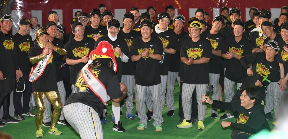 　ビールかけ会場で盛り上がる阪神ナイン（撮影・北村雅宏）