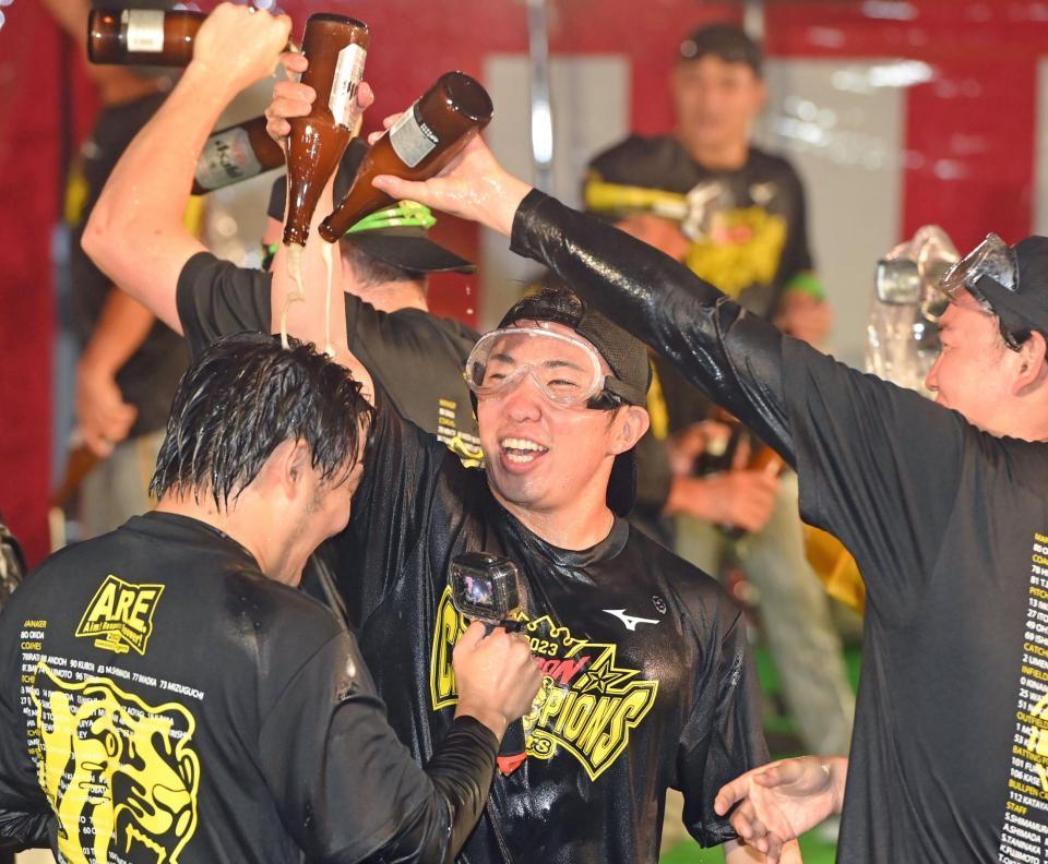 　ビールかけを楽しむ石井（撮影・高部洋祐）