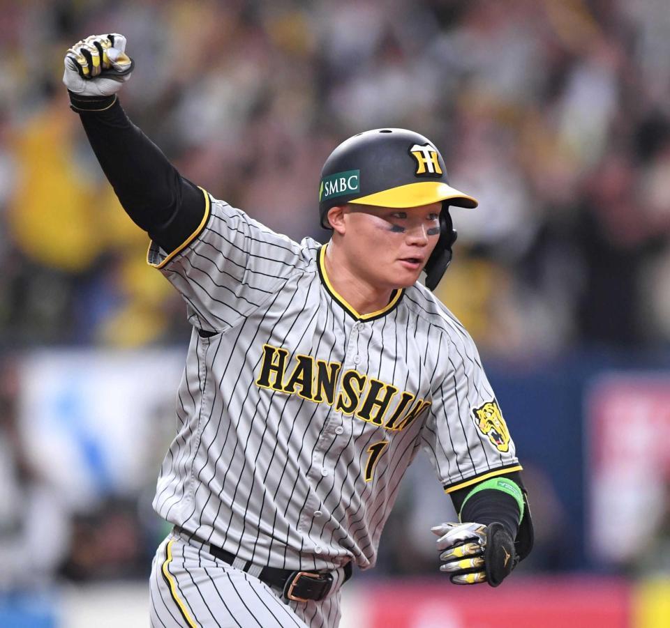 　５回、適時二塁打を放ち拳を突き上げて駆け出す森下（撮影・中田匡峻）