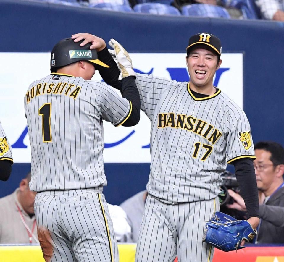 　５回、ノイジーの適時打で生還した森下（左）を笑顔で迎える青柳（撮影・中田匡峻）