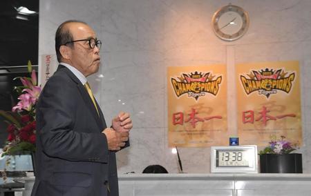 　シーズン終了報告に訪れる岡田監督（撮影・高部洋祐）