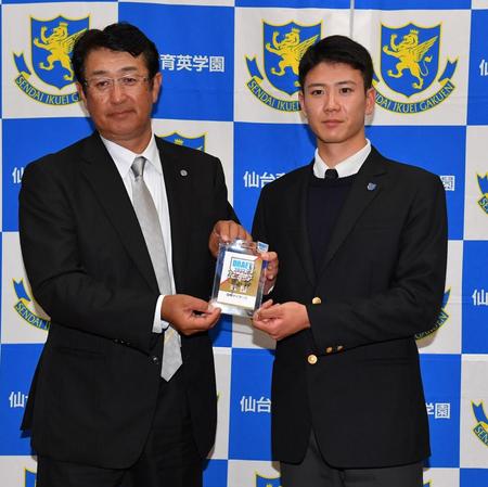 　葛西スカウト（左）から岡田監督のサインが入ったドラフト会場のパスを贈呈された仙台育英・山田脩也（撮影・出月俊成）