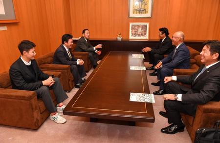 　（右から）宮脇編成ディレクター、畑山統括スカウト、葛西スカウトから指名のあいさつを受ける（左から）仙台育英・山田脩也、須江航監督（撮影・出月俊成）