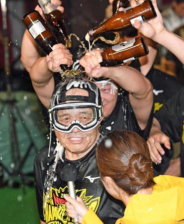 　ビールの集中攻撃を受ける岡田監督
