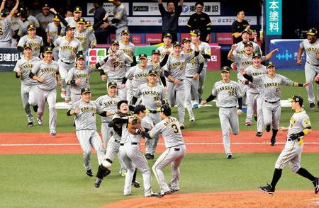 　日本シリーズ優勝が決まった瞬間、ベンチから勢いよく飛び出す阪神ナイン（撮影・立川洋一郎）