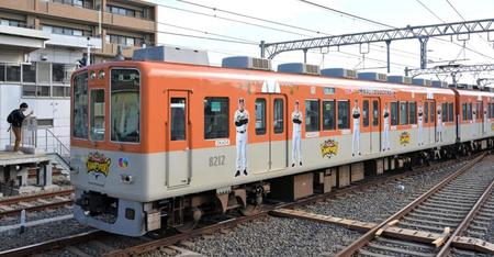 　阪神タイガースの岡田監督や選手らの写真をあしらい、運行を始めた特別電車