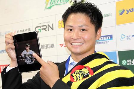 　富山ＯＢの湯浅の画像を指さす松原