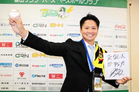 　目標を記した色紙を披露する松原