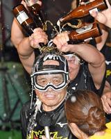 　ビールの集中攻撃を受ける岡田監督（撮影・中田匡峻）