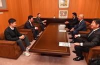 　（右から）宮脇編成ディレクター、畑山統括スカウト、葛西スカウトから指名のあいさつを受ける（左から）仙台育英・山田脩也、須江航監督（撮影・出月俊成）