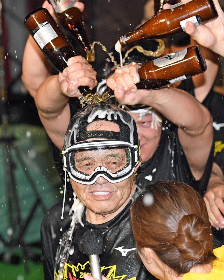 　ビールの集中攻撃を受ける岡田監督（撮影・中田匡峻）