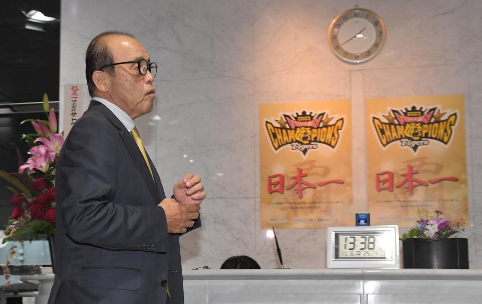 　シーズン終了報告に訪れる岡田監督（撮影・高部洋祐）