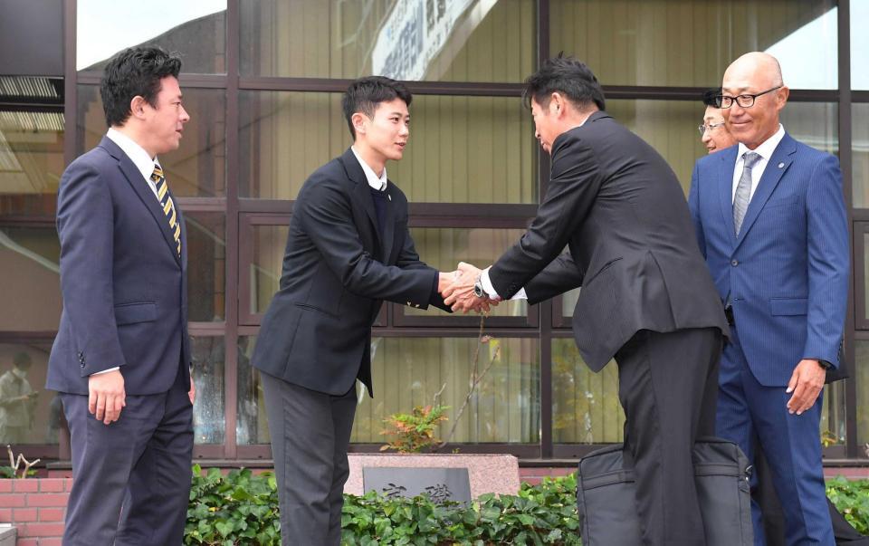 　阪神のスカウトたちを迎える山田（左から２人目）と仙台育英・須江監督