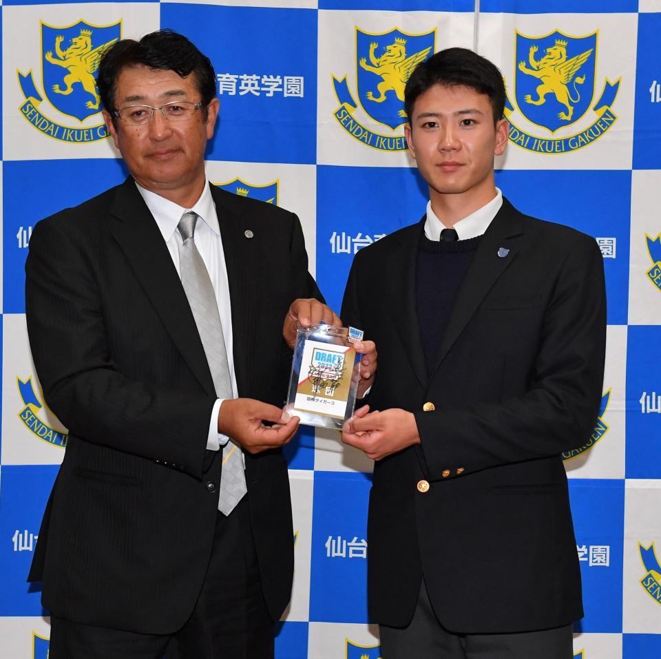 　葛西スカウト（左）から岡田監督のサインが入ったドラフト会場のパスを贈呈された仙台育英・山田脩也（撮影・出月俊成）