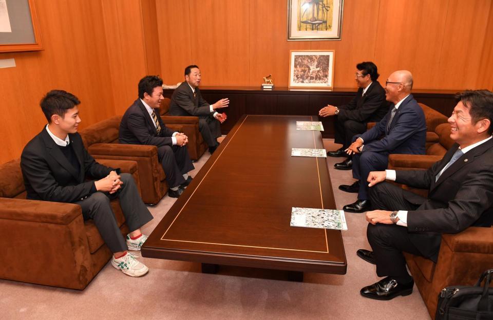 　（右から）宮脇編成ディレクター、畑山統括スカウト、葛西スカウトから指名のあいさつを受ける（左から）仙台育英・山田脩也、須江航監督（撮影・出月俊成）