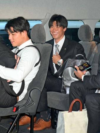 　高知に到着し移動の車で宿舎へ向かう湯浅。左は栄枝（撮影・立川洋一郎）