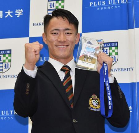 　岡田監督のサインが入ったドラフト会議のＩＤを手にする福島（撮影・佐々木彰尚）