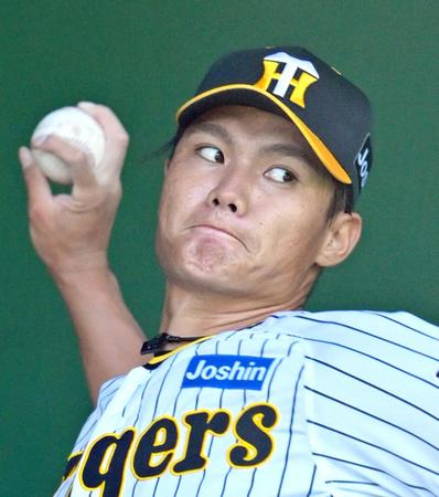 　ブルペン入りして投げ込みを図る西純