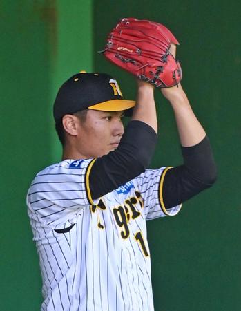 　ブルペンでワインドアップで投球する西純（撮影・立川洋一郎）