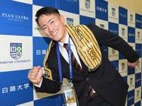 　大学の先輩・大山のタオルをかけてポーズを決める育成２位指名の白鷗大・福島（撮影・佐々木彰尚）