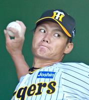 　ブルペン入りして投げ込みを図る西純