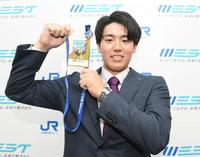 　指名あいさつを受け、取材に応じる阪神５位・石黒佑弥（撮影・石井剣太郎）