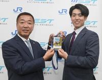 　指名あいさつを終え、取材に応じる阪神５位・石黒佑弥と山本スカウト（左）＝撮影・石井剣太郎