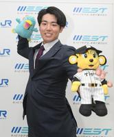 　指名あいさつを受け、取材に応じる阪神５位・石黒佑弥（撮影・石井剣太郎）