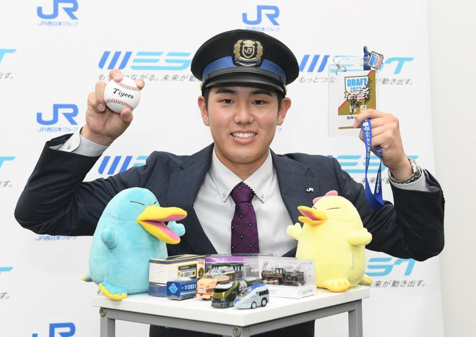 　指名あいさつを受け、取材に応じる阪神５位・石黒佑弥（撮影・石井剣太郎）