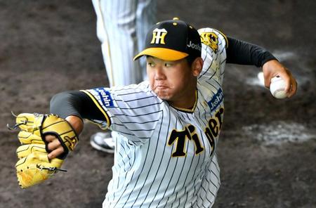 　ブルペンで投げ込む門別