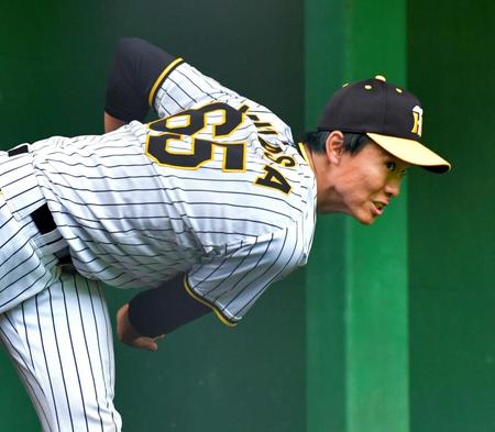 　ブルペンに入り投げ込む湯浅