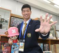 　指名あいさつを終え、取材に応じる東海大熊本星翔・百崎蒼生