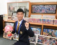 　指名あいさつを受け、取材に応じる東海大熊本星翔・百崎蒼生