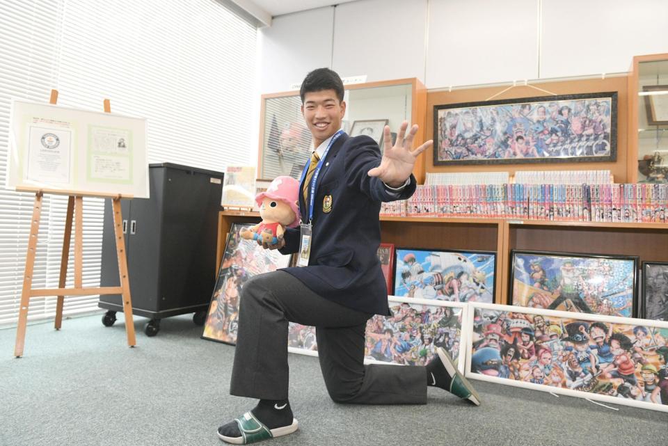 　指名あいさつを終え、取材に応じる東海大熊本星翔・百崎蒼生