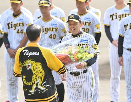 　優勝報告セレモニーで花束を受け取る岡田監督（撮影・立川洋一郎）