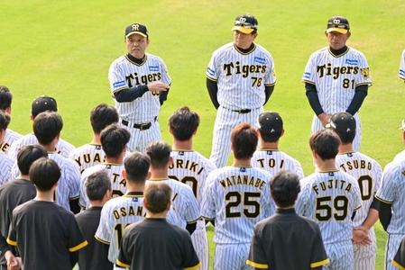 　円陣で選手たちを前に訓辞を述べる岡田監督（奥左）＝撮影・立川洋一郎