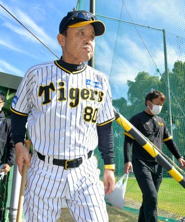 　ブルペンでの視察を終えて移動する岡田監督（撮影・立川洋一郎）