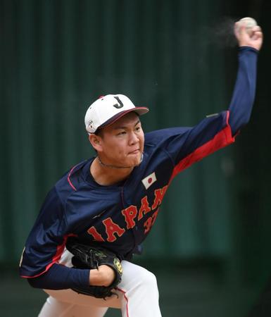　ブルペンで投げ込む及川（撮影・中田匡峻）