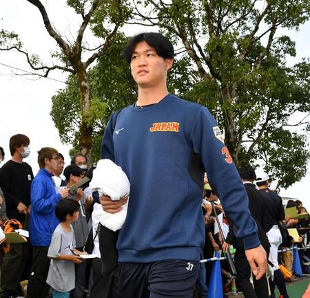 　練習を終え、引き揚げる及川（撮影・中田匡峻）