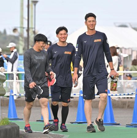 　練習を終え、引き揚げる（左から）小園、森下、秋広（撮影・中田匡峻）