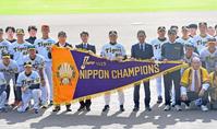 　優勝報告セレモニーで日本シリーズ優勝ペナントを手に地元関係者と記念撮影をする岡田監督（中央）ら阪神ナイン（撮影・立川洋一郎）