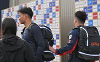 　取材中、牧（右）にリュックを軽く押される森下（撮影・中田匡峻）