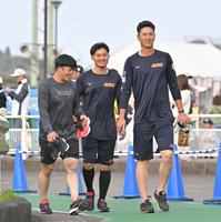 　練習を終え、引き揚げる（左から）小園、森下、秋広（撮影・中田匡峻）