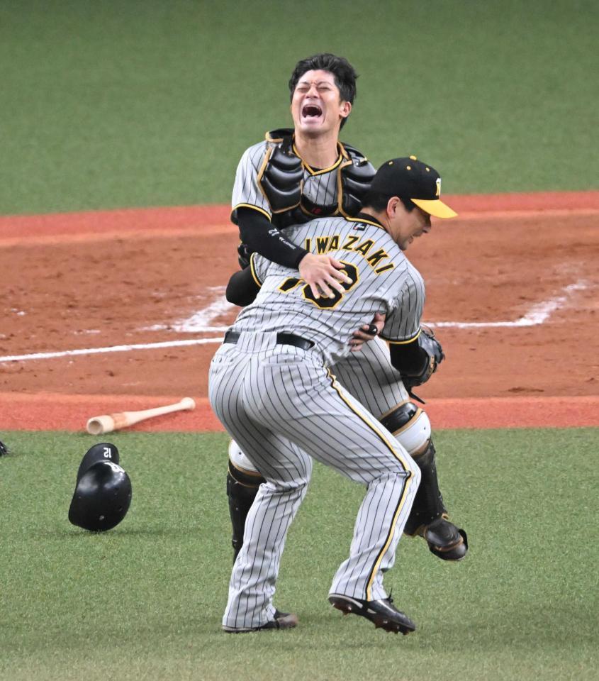 　日本一の瞬間、岩崎と抱き合って喜ぶ坂本