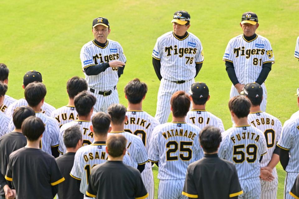 　円陣で選手たちを前に訓辞を述べる岡田監督（奥左）＝撮影・立川洋一郎