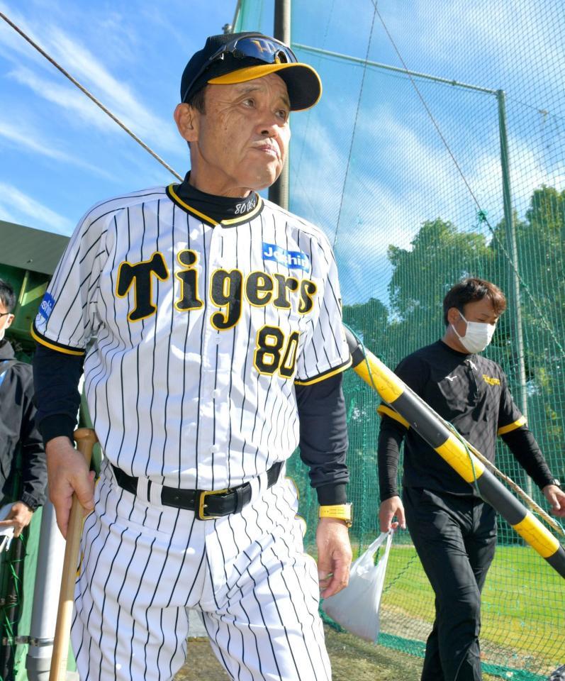 　ブルペンでの視察を終えて移動する岡田監督（撮影・立川洋一郎）