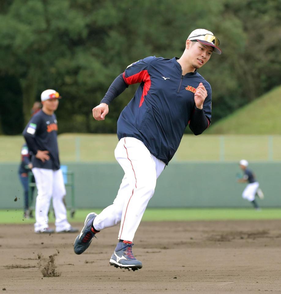 　走塁練習する佐藤輝