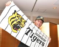 　仮契約を終えた阪神ドラフト２位の徳島・椎葉剛（撮影・石井剣太郎）